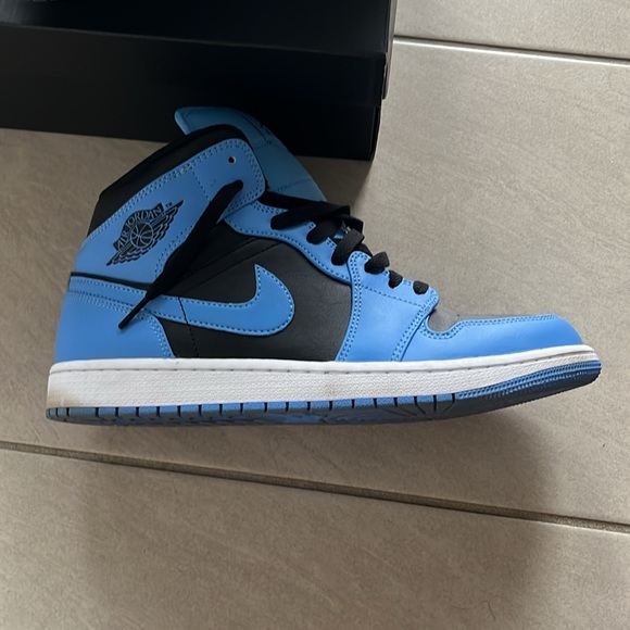 Jordan’s blue and black size 9.5 men - Picture 5 of 6